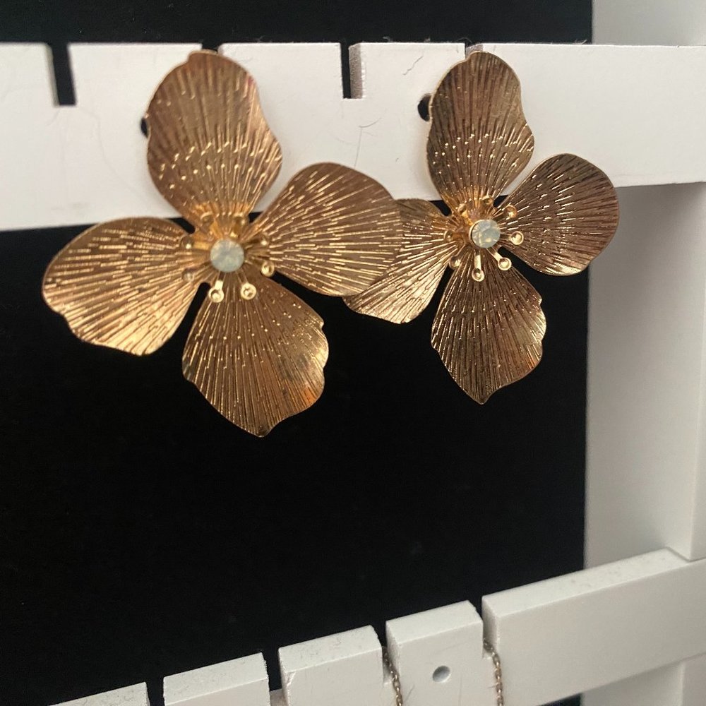 Never been worn gold flower earring